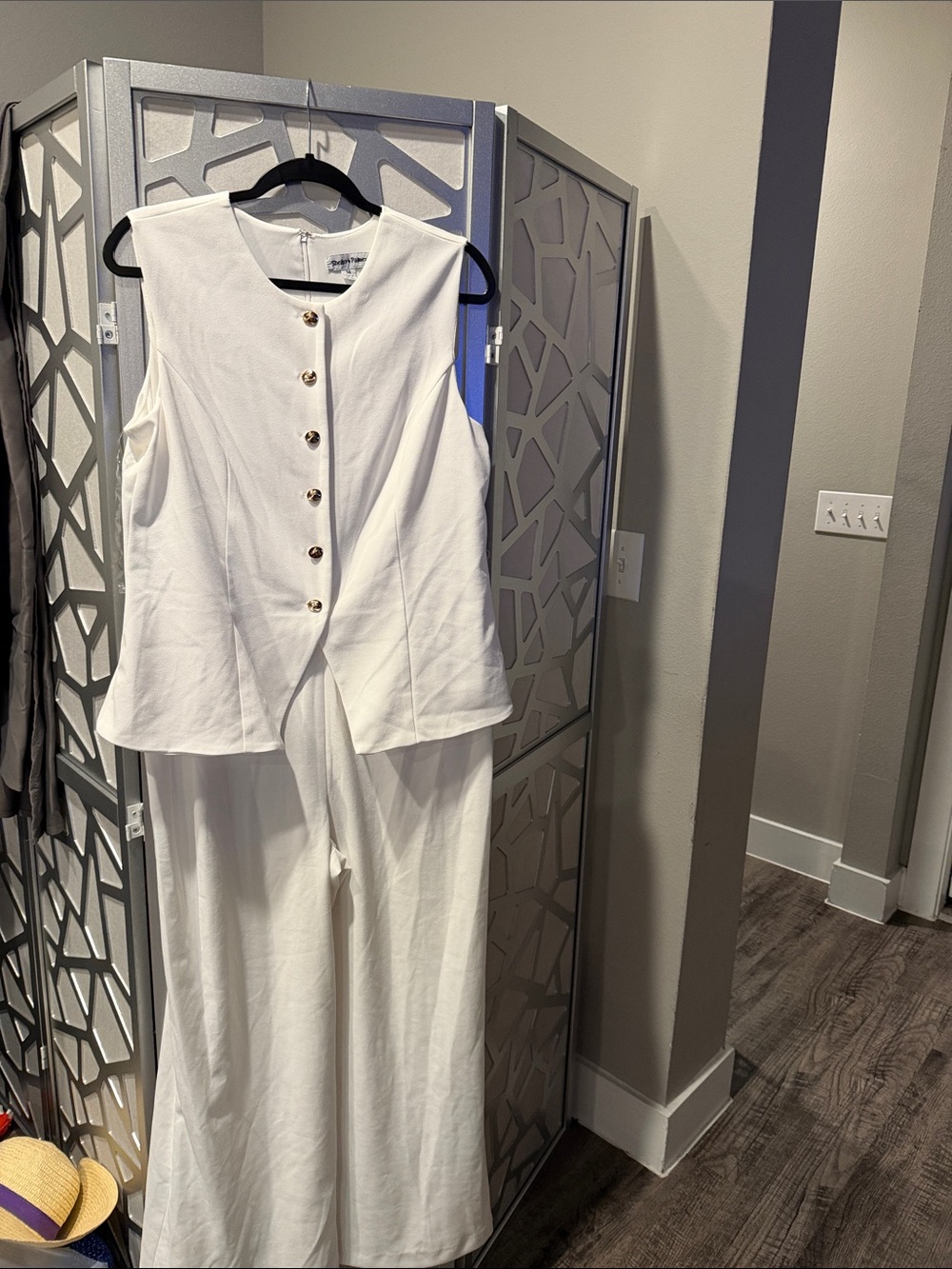 Shelby & Palmer White Sleeveless Button-Front Wide-Leg Jumpsuit
